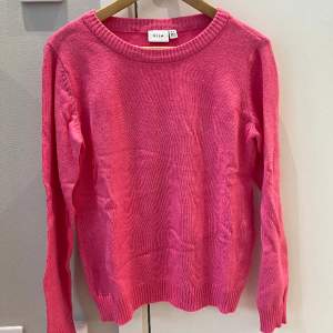 Jättefin och skön rosa stickad tröja från Vila. Knappast använd, köpt för ca 1,5 år sen. Perfekt tröja nu till våren och sommaren  Passar bra på mig som vanligtvis har S-M