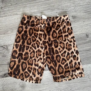 Leopard shorts - Storlek m 