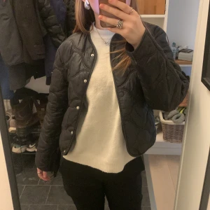 Svart mango jacka  - Köpt för 400kr skulle vilja köpa en vit istället då jag tröttnat🫶🫶