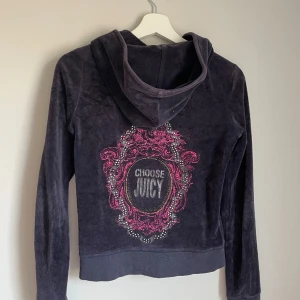 Juicy zip up - Mörkblå juicy couture zip up med skygg deltalj på ryggen💕
