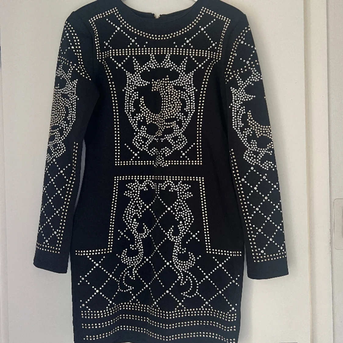 Svart klänning med detaljer 