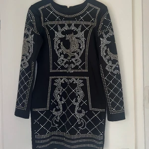 Svart klänning med detaljer  - Svart klänning med detaljer storlek Medium 