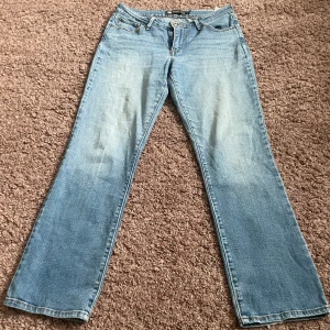 Levis jeans  - Midwaist Levis jeans. Aldrig använda 39 cm midja rakt över 99 cm benlängd. Säljer pga köpte de secondhand men varför stora för mig. Det hår jätte bra att pruta ner priset om ni är intresserade!💗