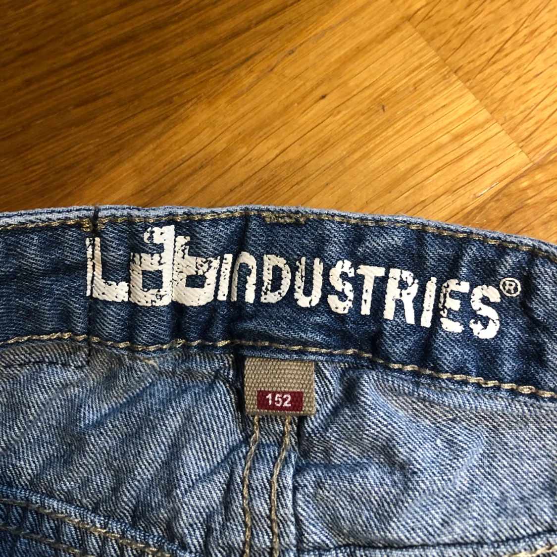 Säljer ett par jeansshorts, ganska korta i länden men väldigt fina. - 91