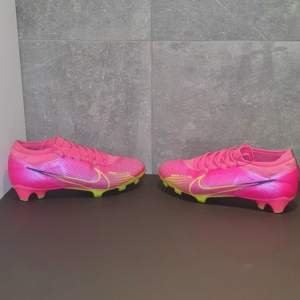 Ett par snygga fotboll skor i skick 7/10. Storlek 40 Eu, färg rosa och grön. Ny pris 1800 och priset kan diskuteras.