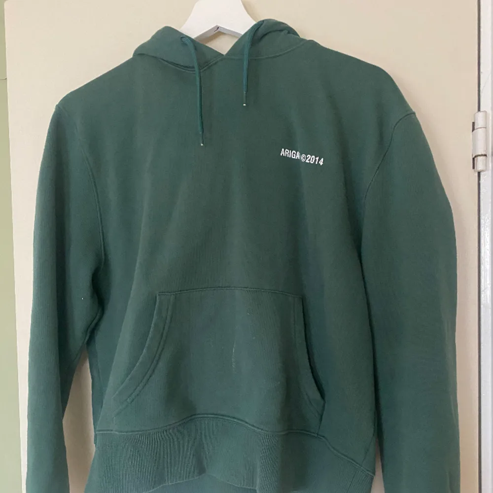 Sälje min gröna arigato hoodie då den var för liten. Sparsamt använd💞. Hoodies.