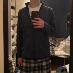 Patagonia fleece  - En patagonia fleece i storlek M fits S Fint skick men finns lagningar 