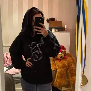 As snygg Victoria secret hoodie som jag säljer pga tycker den är för stor för mig. Som passar medium och small