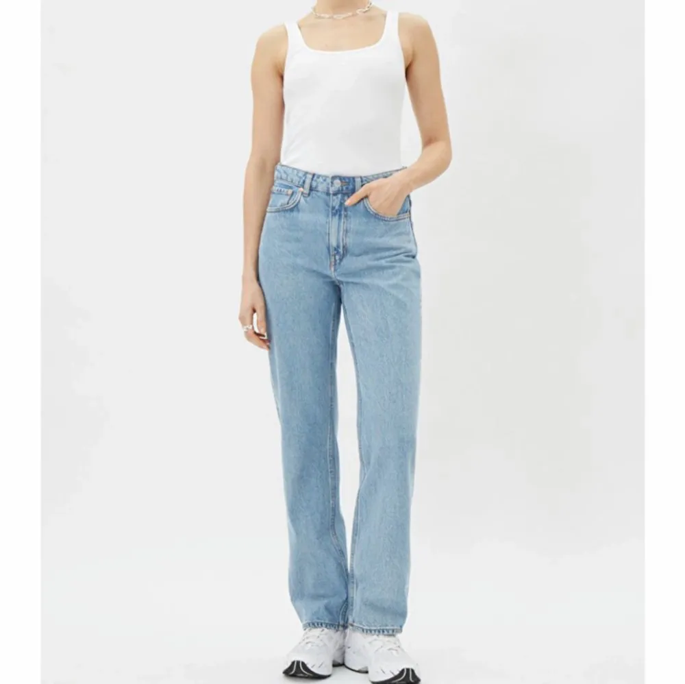 Ljusblå jeans från weekday i modellen ”Voyage straight” storlek 26/30. 120kr+frakt 🫶. Jeans & Byxor.