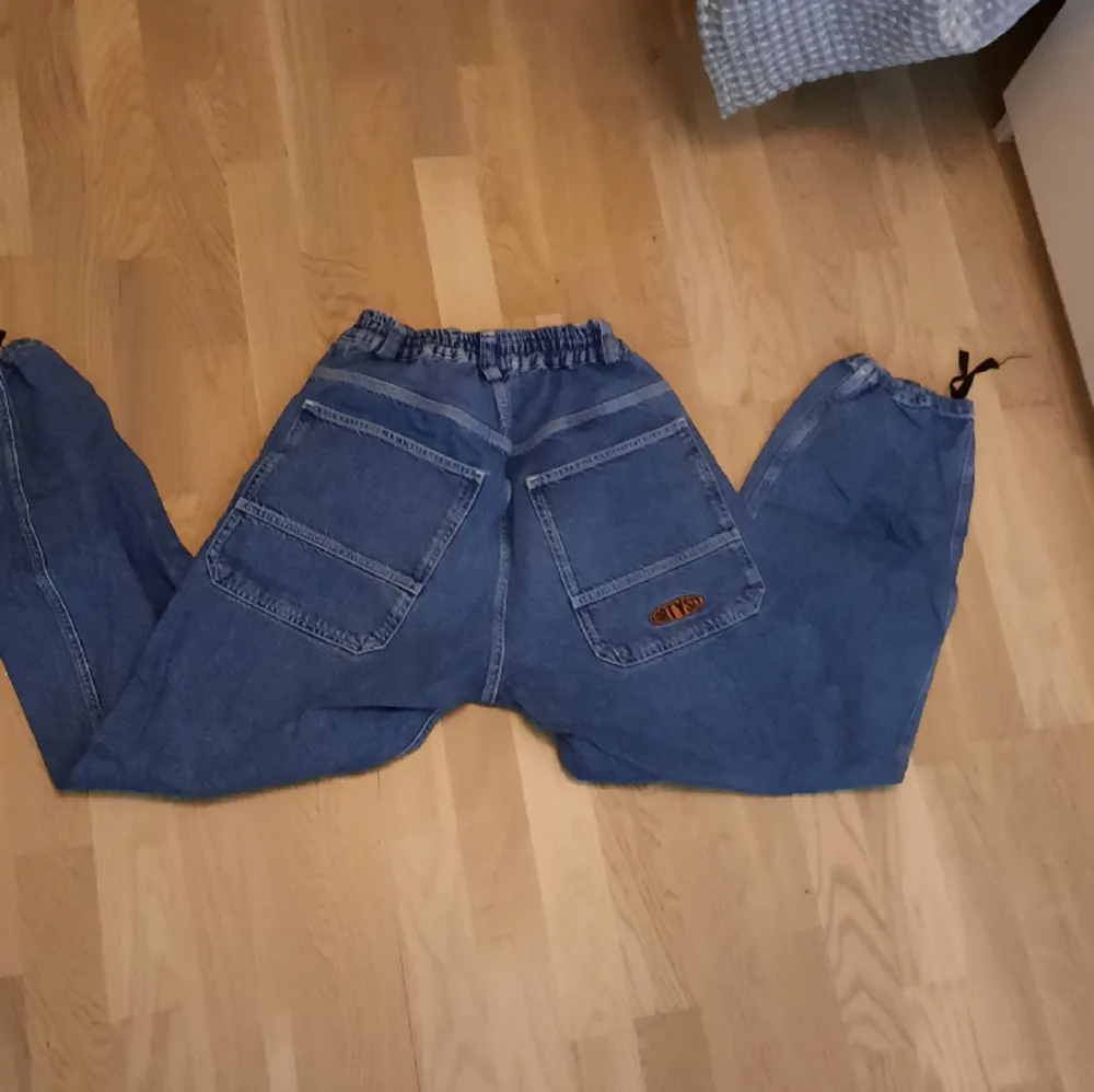 Säljer dessa baggy jeans då jag aldrig använder de längre, sitter jättebra i midjan på xs men är som du ser töjbara. Köpta för 1000 kr.. Jeans & Byxor.