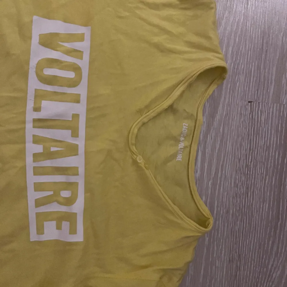 KLICKA INTE PÅ KÖP NU! En gul t shirt ifrån Zadig et Voltaire, använd ca 5-7 gånger. . T-shirts.