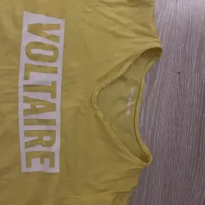 KLICKA INTE PÅ KÖP NU! En gul t shirt ifrån Zadig et Voltaire, använd ca 5-7 gånger. 