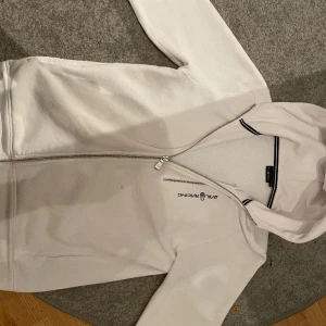 Sail Racing zip - Köpt för 1000kr och bara använd runt fem gånger. Fint skick bara att den har tre små fläckar som syns på bild 3. Hör gärna av er om ni har någon fråga, mvh Simon.