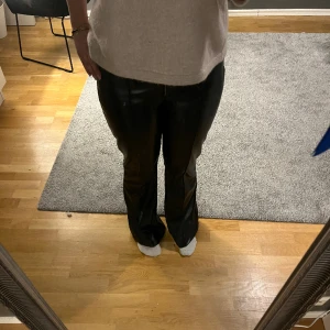 Låg midjade läderbyxor  - Säljer mina läderbyxor från new yorker det är storlek XL ( sitter som en M ) sitter bra i längden och jag är 168💕💕