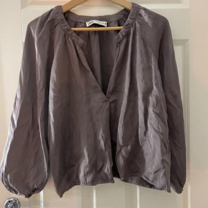 Blus från Zara - Snygg satinblus från zara, lite skrynklig på bilderna men går att stryka. Skriv till mig för fler bilder!