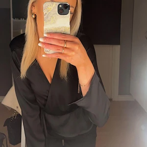 Svart blus - Svart blus med slits i ärmarna och knytning i midjan🤍 knappt använd