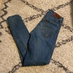 Tiger of Sweden jeans - Ett par riktigt feta blåa tiger of sweden jeans i storlek 31/34 slim fit. Skick 10/10 bara testat de, så de är iprincip nya. Nypris 1200kr, mitt pris 400kr💯💯💯Pris kan diskuteras. Tveka inte på att skriva vid minsta fråga💯💯💯 Jag ör 187 och väger 75kg