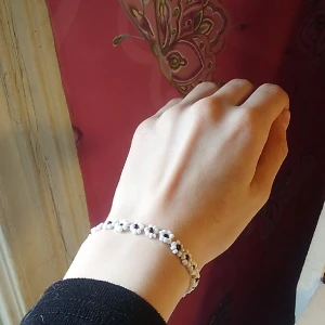 Sommriga armband 🌸💖 - Sjukt söta armband! Skriv vilken färg och omkrets (cm) du vill ha så fixar jag det 🤍 Om du vill ha annan design så gå in på min profil så har jag ett inlägg med det🙈☺️