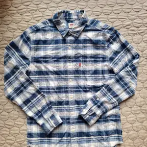 Levis flannel Skjorta endaast använd 1 gång, säljes då den är för liten 