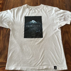Primitive tshirt - En använd Primitive T-shirt. Fortfarande ganska fint skick. Storlek L