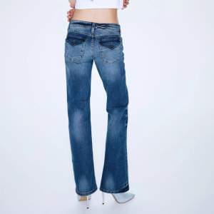 Säljer dessa populära jeans från H&M! Vintage flickor och efter traktade. Slutsåld i många storlekar. Passar nog mellan 36-38. Töjbara. Tryck ej på köp direkt