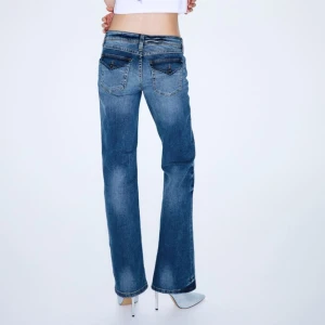 Hm flare low - Säljer dessa populära jeans från H&M! Vintage flickor och efter traktade. Slutsåld i många storlekar. Passar nog mellan 36-38. Töjbara. Tryck ej på köp direkt