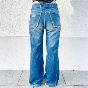 Lois bootcut jeans  - Midja: 77cm Innerben: 72cm Byxorna har slitningar som detaljer