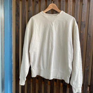 Beige sweatshirt - Beige sweatshirt i bra kvalite, skick och snygg krage. Pris: 199kr