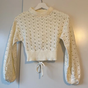 Stickad topp - Superfin topp💕 Den är delvis öppen i ryggen och det går att justera hur tight man vill ha tröjan