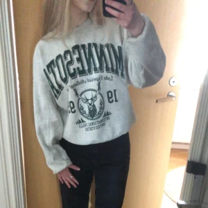 Tjocktröja💖 - Super skön och fin tjocktröja i nyskick🤍lite oversized🤍säljer då den inte kommer till användning🤍nypris 600 från carlings🤍