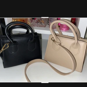 väskor - Gina små väskor i färgen svart & beige  Svart väska: 135kr Beige väska 135kr  Pris kan diskuteras 💕