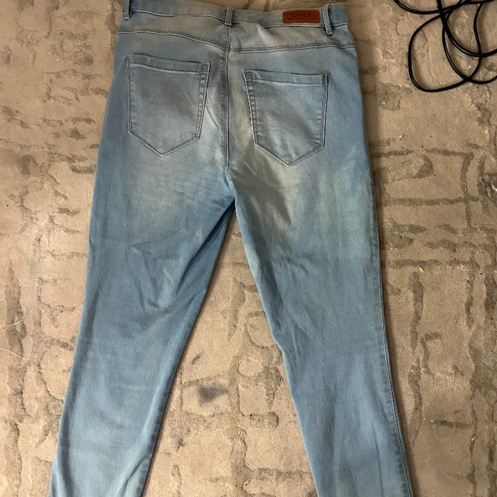Skinny Jeans från Only. Storlek L. Använda några gånger, fortfarande i bra skick. Original pris 429kr . Jeans & Byxor.