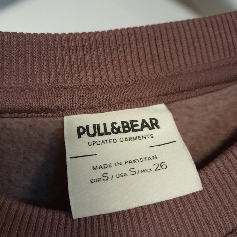 Ljusbrun croppad tröja från pull n bear, aldrig använd då jag tycker den är för kort på mig (S/M).. Hoodies.