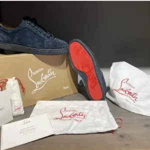 Hej, jag säljer mina Christian Louboutin skor junior spikes i färgen marine, de är använda väldigt få gånger och är köpa i Paris från galleri Lafayette, kartong, förvaringspåsar, respåse och certifikat/kvitto finns. Nypris ligger på 945€