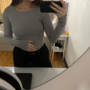 Body från zara  - En ljusgrå body ifrån zara som är jätte skön! Kommer inte till någon användning 🩶