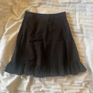 Svart kjol från Na kd❣️