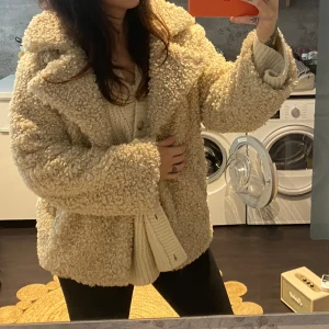 Teddy jacka päls pälsjacka OBJECT  - Aldrig använd! NY jacka pälsimiration i mjuk mysig teddy stil Perfekt höst/vår jacka som passar till allt Storlek 38, den blir snyggt oversized på mig som är S 