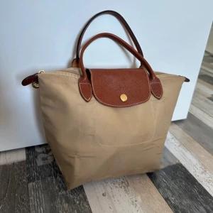 Longchamp Väska  - Super snygg Longchamp väska i storlek S! Super fin färg men säljer då jag inte använder den! Pris kan diskuteras💕Nypris är 1200!