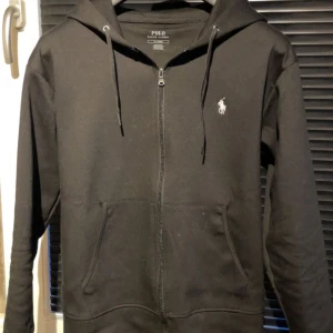 Ralph lauren zip hoodie - Säljer min Ralph lauren zip hoodie svart, köpt på Ralph lauren butiken  i Mos. Storlek medium och 9/10 skick använt fåtal gånger. Kan mötas i Sthlm eller fraktas.