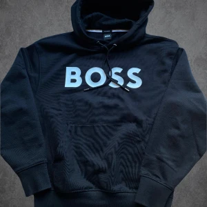 BOSS Hoodie - Hej!  Säljer nu min HUGO BOSS hoodie då den inte kommer till någon användning.  Hoodien är endast testad någon enstaka gång så tvätt har ej varit nödvändigt. Tröjan är oversized fit! Nypris: 2100kr
