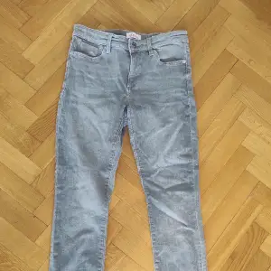 Gråa lågmidjade skinny jeans från S.Oliver, ser lite skrynkliga i bilden fast kommer stryka de vid köp. Köpt second hand fast har inte hittat några defekter💕 Säljer då de inte kommer till användning.