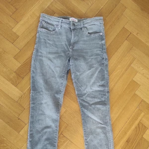 S.Oliver jeans - Gråa lågmidjade skinny jeans från S.Oliver, ser lite skrynkliga i bilden fast kommer stryka de vid köp. Köpt second hand fast har inte hittat några defekter💕 Säljer då de inte kommer till användning.