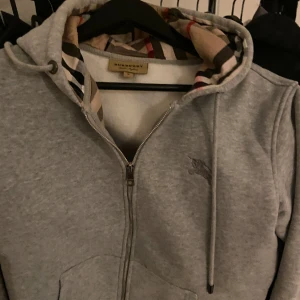 Burberry grey zipp - Bra kvalitet, som ny men tight runt armarna för mig (tränings byggd)