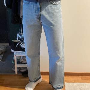 Ljusblåa jeans från Weekday is storlek 31/32. Galaxy modell, så de sitter lite oversized