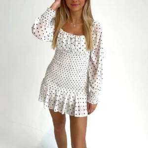 Design by du klämmimg - Säljer min klänning från design by si då den aldrig kommit till användning, prislappen sitter kvar❤️