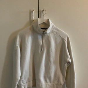Ziptröja, lager 157 - Fint skick, ganska sparsamt använd då jag inte gillar färgen på mig. Storlek xs/s. Jag står inte för frakten och avsäger mig ansvaret för postens slarv.