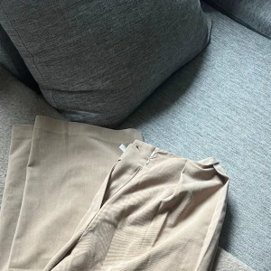 Kostymbyxor Beige - Kostymbyxor från NA-KD i storlek 38.  Använt fåtal gånger  Frakt tillkommer