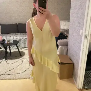 Superfin gul klänning som ej kommit till användning. Nyskick med prislapp kvar, nypris 499kr.