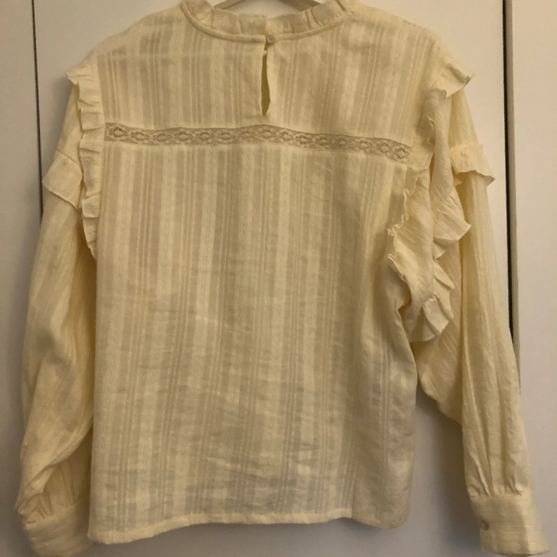 Blus med volanger - 90