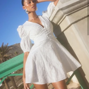 Adoore klänning - En superfin klänning från adoore som aldrig är använd med lappen kvar, perfekt till studenten!! 